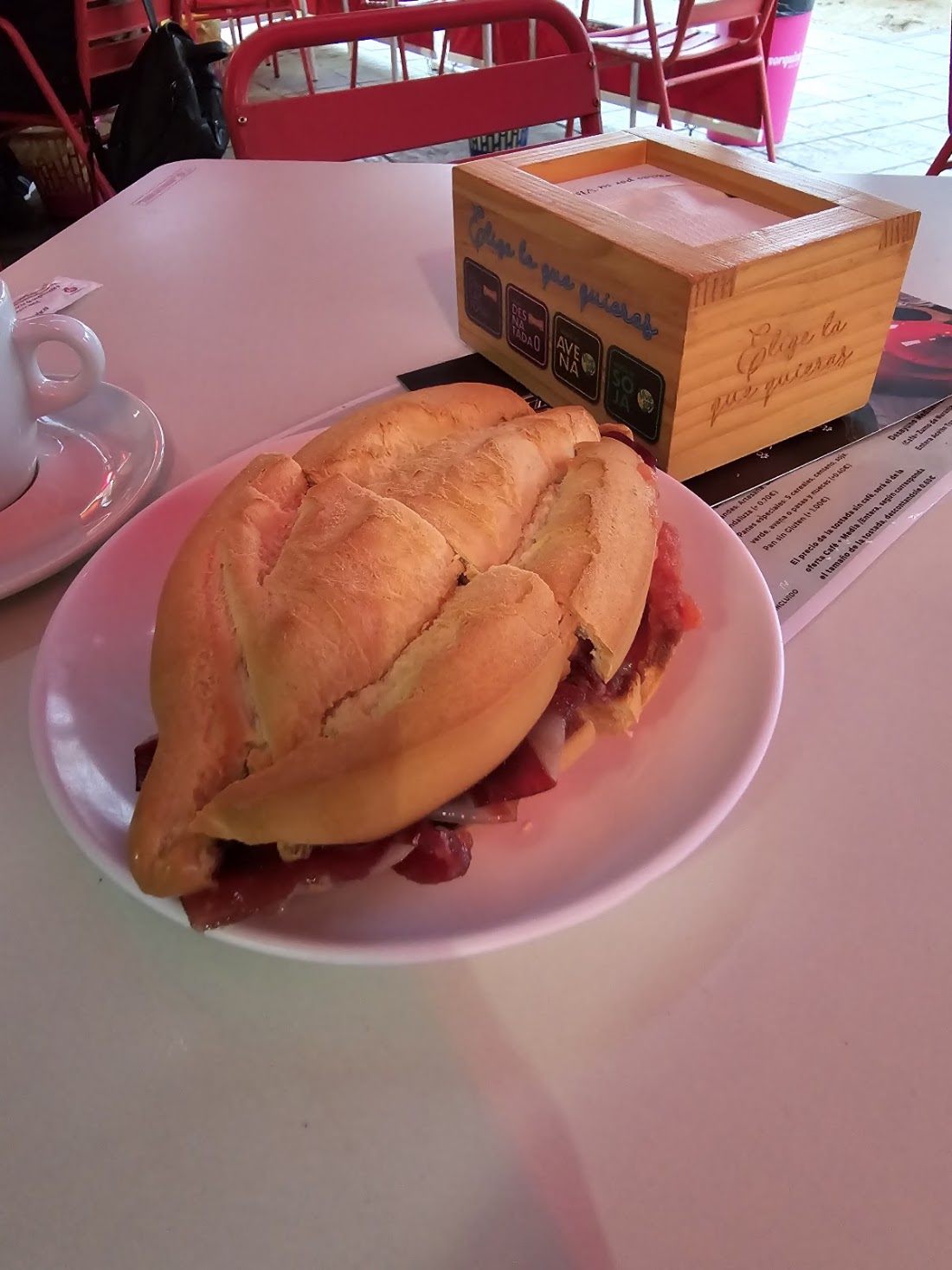 Bocadillo de pan crujiente en plato blanco