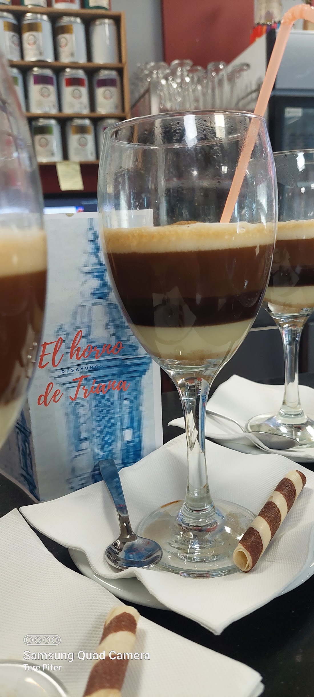 Café bombón en copa de cristal con el dibujo del horno