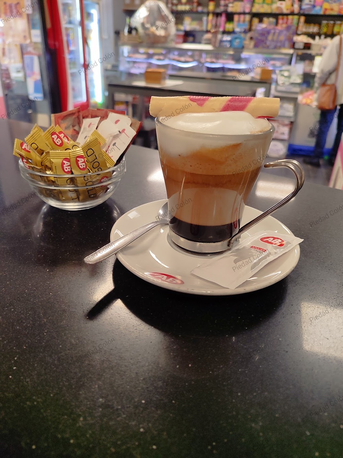 Café con leche en vaso de cristal sobre la barra