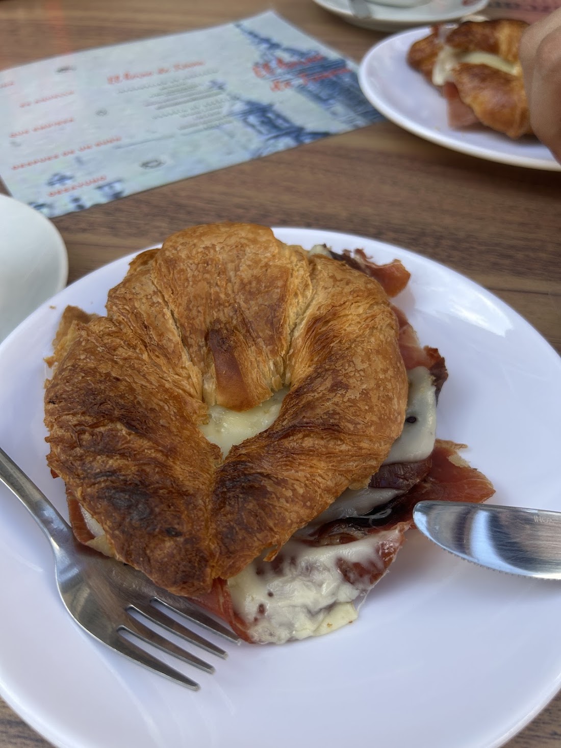 Croissant tostado relleno de jamón y queso