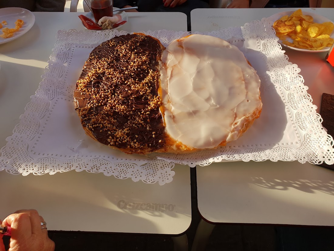 Torta dulce con cobertura de chocolate y de azúcar