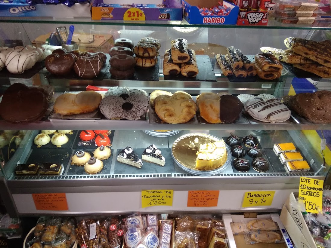 Vitrina de pasteles, magdalenas y tartas